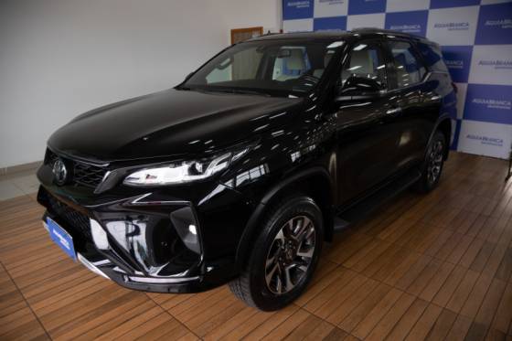 TOYOTA HILUX SW4 2.8 D-4D TURBO DIESEL DIAMOND 7L 4X4 AUTOMÁTICO